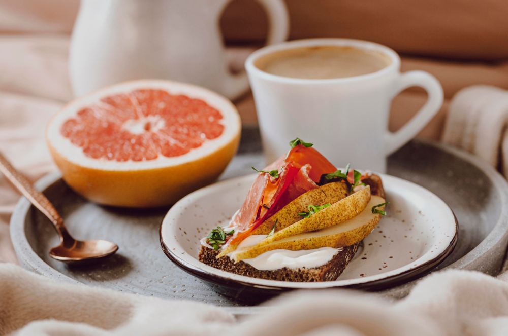 Qual é o melhor horário para tomar café da manhã? Entenda seus benefícios